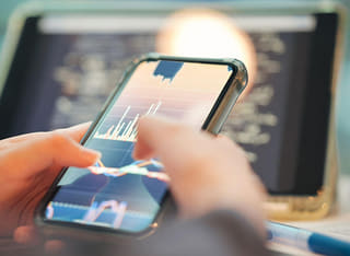 Investitor pregledava transparentni postupak isplate i transfera novca